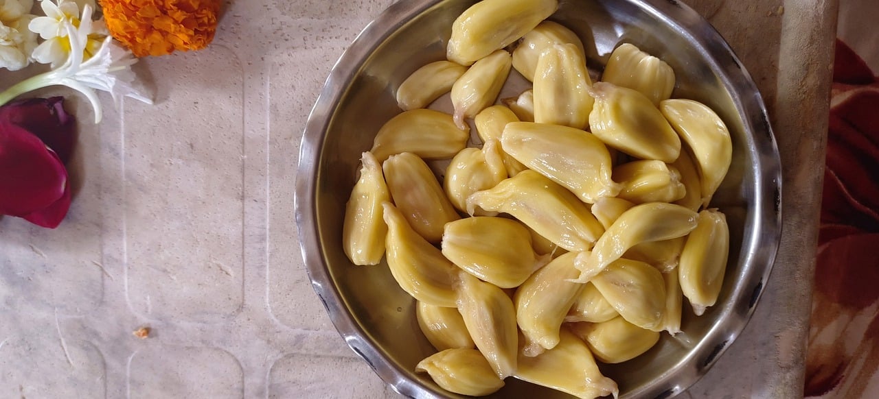 A jaca contém betacaroteno, luteína e zeaxantina, carotenoides que protegem os olhos contra os radicais livres e os raios ultravioletas do sol, ajudando a evitar situações como catarata e degeneração macular.