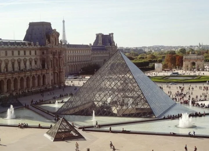 Museu do Louvre - Antigo palácio real, o Louvre foi transformado em museu em 1793. Ele abriga mais de 35.000 obras de arte, incluindo a famosa Mona Lisa e a Vênus de Milo. É o maior museu de arte do mundo.