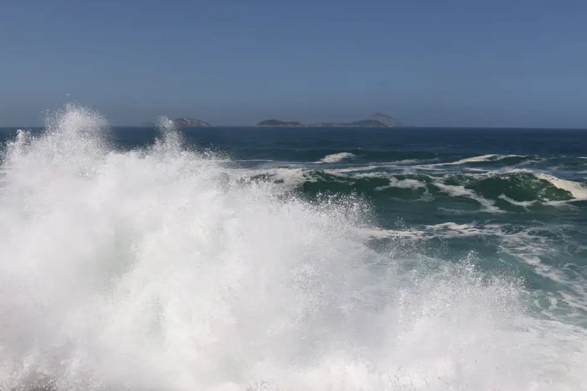 ￼RESSACA do mar, na praia da Lagoinha, avançou na faixa de comércio (foto ilustrativa) (Foto: Reprodução/ Tânia Rêgo (Agência Brasil))
