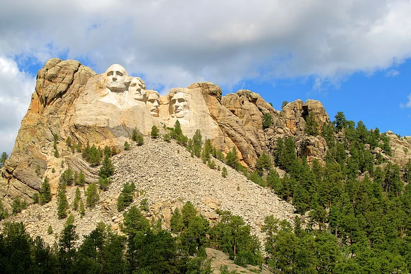 No entanto, a descoberta de ouro na reserva de Black Hills fez crescer o olho do governo, que passou a promover campanhas militares para se apossar do território.
