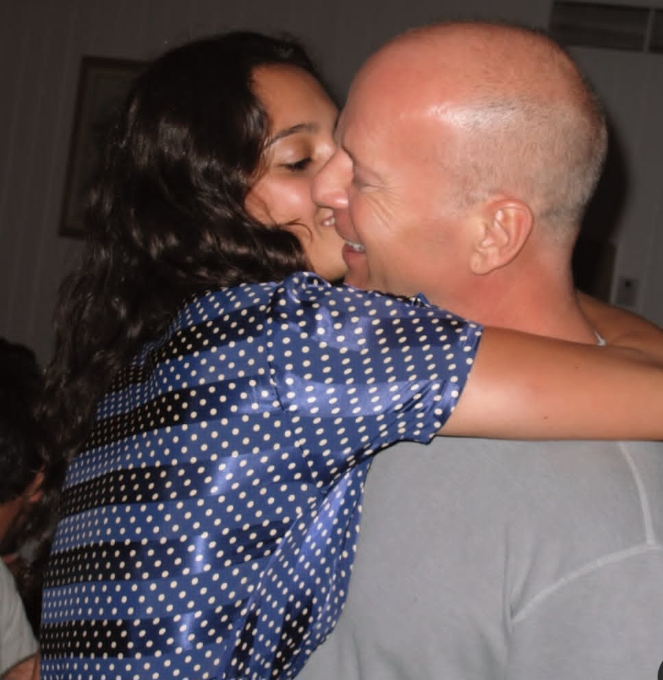 A informação de certa forma explica por que Emma Heming Willis, esposa de Bruce Willis, fez um desabafo nas redes sociais sobre a doença do ator. Ela está com 47 anos cuidando do marido, que sofre de demência aos 70.