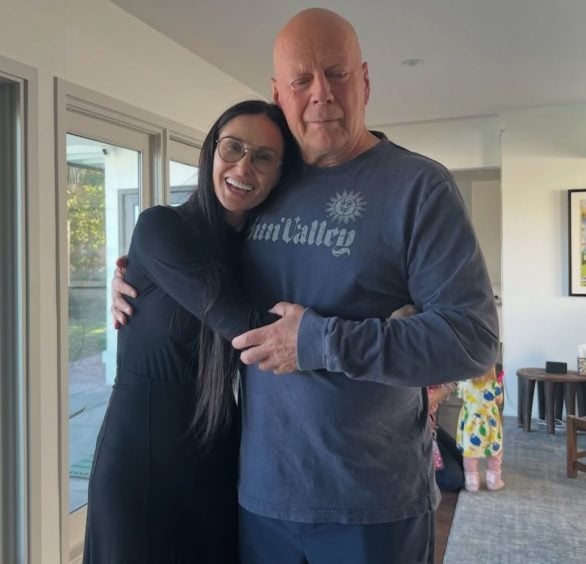 Demi Moore, assim como as outras duas filhas do astro, também publicou fotos com o ex-marido e escreveu: Feliz aniversário, BW! Nós te amamos!
