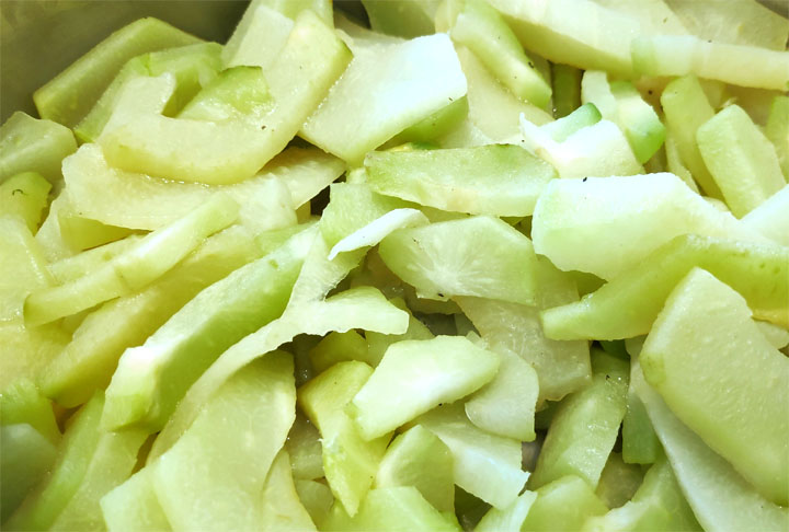 Chuchu – 19 kcal/100g. Rico em fibras, potássio e vitamina C. Usado cozido ou refogado.
