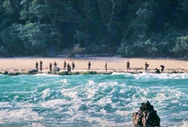 Localizada na Baía de Bengala, na Índia, a Ilha Sentinela do Norte tem cerca de 500 habitantes que vivem isolados na ilha. Os sentinelenses estão presentes lá há 60 mil anos. Devido ao seu isolamento, a ilha não possui qualquer imagem registrada de seu interior.