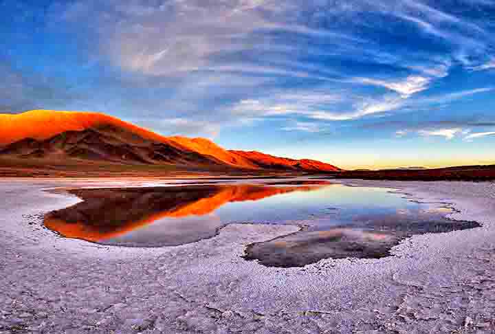 O Salar de Uyuni é considerado o maior deserto de sal do mundo, com uma área impressionante de aproximadamente 10.582 km².
