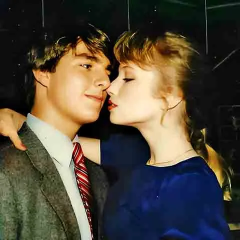 Na vida fora das telas, Rebecca De Mornay sempre manteve um perfil relativamente discreto, embora tenha vivido romances de grande exposição. O mais conhecido foi justamente com Tom Cruise. 
