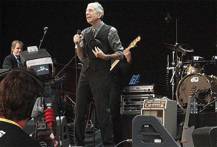 No anos 1990, ela teve um relacionamento com o cantor e compositor canadense Leonard Cohen, com quem manteve uma conexão profunda e inspiradora. Ela chegou a produzir o álbum “The Future”. 
