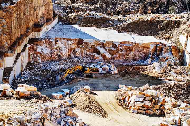 Pode ser encontrado em diversas regiões do mundo, especialmente em áreas com atividade geológica intensa. Pedreiras naturais de mármore estão presentes em cadeias montanhosas e vales ricos em calcário. 