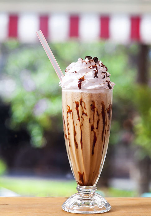 Em para fechar a galeria, milkshake de café: 3 xícaras de sorvete de creme, 1 xícara de leite; 6 colheres de licor de café, 1/2 xícara de infusão de café forte e calda de chocolate. 