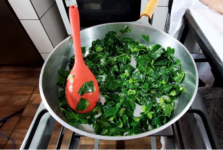 Couve – 27 kcal/100g. Rica em fibras, cálcio e vitamina C. Pode ser refogada ou usada em sucos.