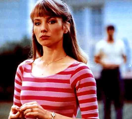 Em seu papel mais intenso, ela viveu a vingativa babá Peyton Flanders. O thriller foi um sucesso de bilheteria e consolidou a imagem da atriz na época.
