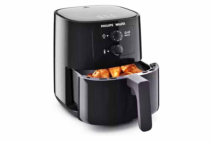 Caso a receita permita o uso de papel alumínio, ele deve ser colocado corretamente: com o lado brilhante em contato com o alimento, e nunca cobrindo as bordas do cesto, para não bloquear o fluxo de ar. 