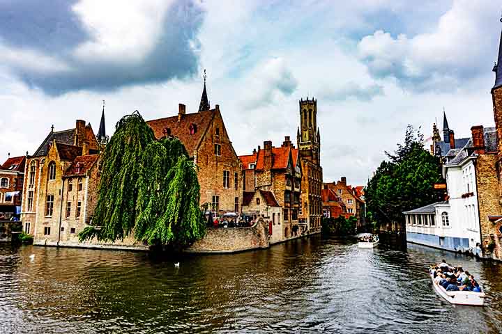 Conhecida como a Veneza do Norte, Bruges encanta com seus românticos canais que cortam a cidade. Os passeios de barco são uma das atrações mais populares, oferecendo uma perspectiva única das construções medievais e pontes charmosas.