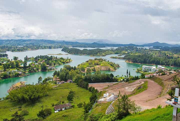 A cidade mais colorida da Colômbia, Guatapé é uma espécie de Búzios, com ilhas. O local é merecidamente famoso por duas atrações: os zócalos e a Piedra del Peñol. É chamada de “Pueblo de Zócalos”, um apelido justificado porque todas as casinhas do centro histórico têm pinturas coloridas nas fachadas.