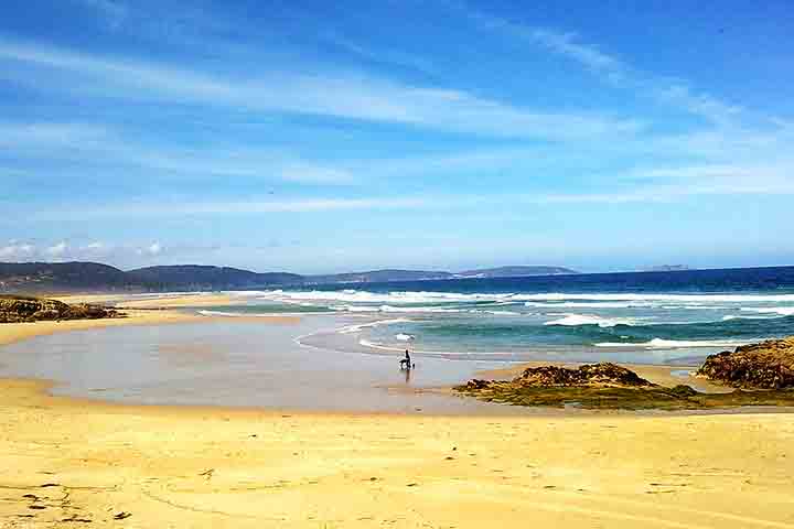 Praia da Pedra do Sal - Com 8 km de extensão, é a única praia da importante cidade de Parnaíba. É separada por um morro de rochedos que a divide em uma parte brava, com mar de ondas grandes que atrai surfistas, e outra mansa, adequada para quem busca descanso. 


