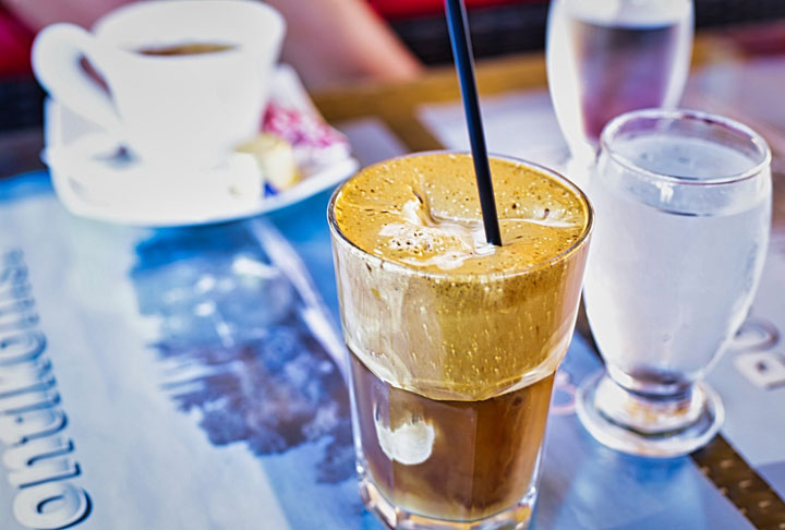 Há quem goste do próprio café ou do capuccino (foto) gelado, batido no liquidificador. 