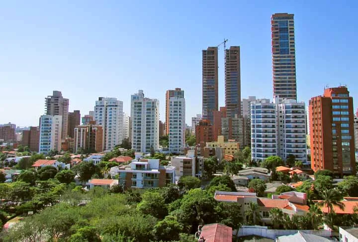 Terceira capital mais alta do mundo, a mais de 2.600 metros acima do mar, Bogotá é cosmopolita, tem mais de 7 milhões de habitantes e é o centro administrativo e cultural do país. Tem restaurantes, museus, centros comerciais, eventos de arte e vida noturna agitada.