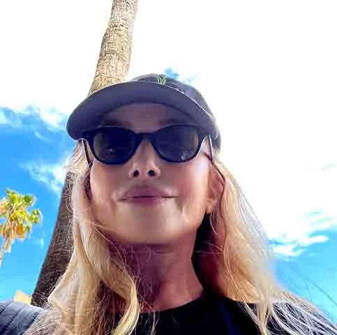 “Eu tenho duas filhas, de 23 e 26 anos, e realmente gostei de fazer parte de um filme que passa a mensagem, principalmente para jovens garotas, que você não precisa aceitar tudo. Você é forte o suficiente para enfrentar esses caras”, afirmou ela a respeito de “Saint Clare”, baseado no livro de Don Roff.
