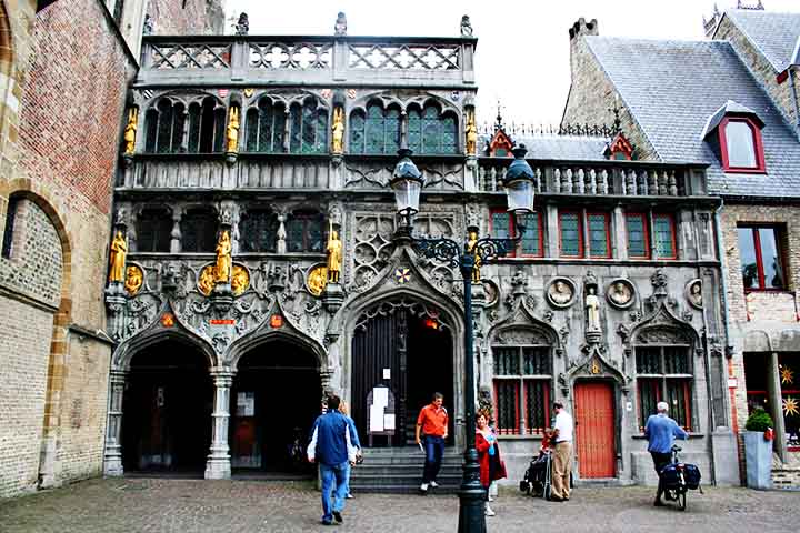 A Basílica do Sangue Sagrado é uma das igrejas mais importantes de Bruges, famosa por guardar uma relíquia que, segundo a tradição, contém o sangue de Cristo. Situada na Praça Burg, a igreja tem duas partes distintas: uma capela inferior românica simples e uma capela superior gótica ricamente decorada.