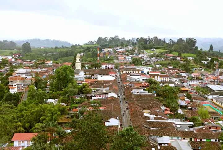 Um dos principais destinos turísticos do país, Salento é representada pelas plantações de café, com as fazendas e o Valle de Cocora. A produção deste alimento, atualmente, envolve nada menos que meio milhão de agricultores e permanece como uma das principais atividades econômicas do país.