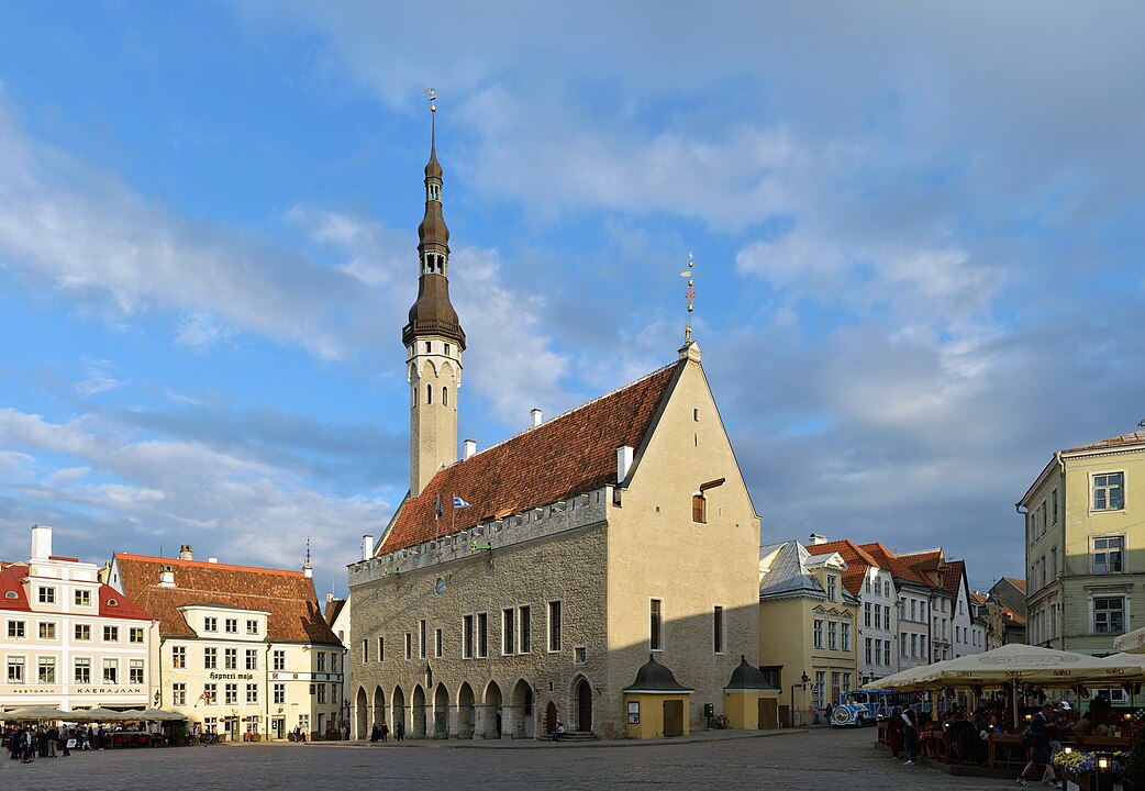 A Praça da Prefeitura de Tallinn é um dos pontos mais antigos e preservados da cidade medieval, cercada por casas coloridas e edifícios góticos. Ali se encontra a Prefeitura e, nas proximidades, a Igreja do Espírito Santo, além de cafés e lojas tradicionais.