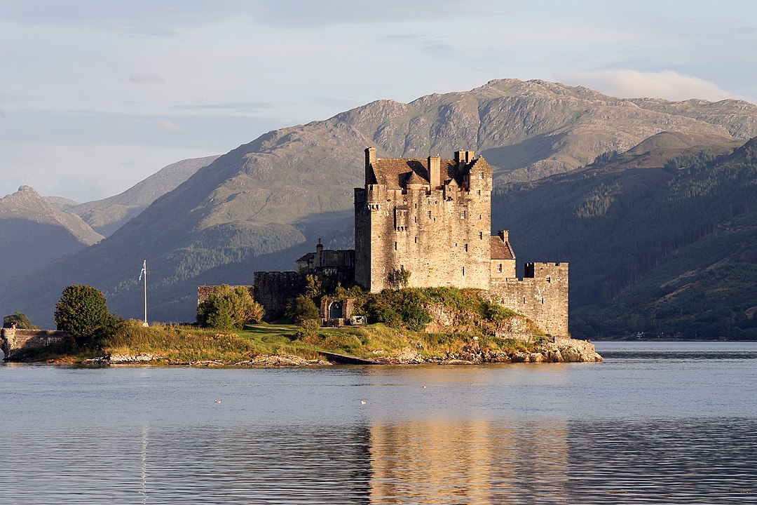 Castelo de Eilean Donan – Lochalsh, Escócia- Construído no século 13 como defesa contra vikings em uma pequena ilha em Loch Duich, a oeste das Terras Altas escocesas. Seu nome homenageia Donan de Eigg, um mártir celta da Alta Idade Média.