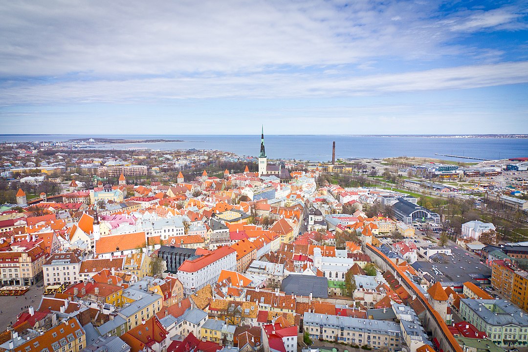 Tallinn é uma mistura única de tradição e modernidade, que encanta tanto pela sua história quanto pelo dinamismo atual.
