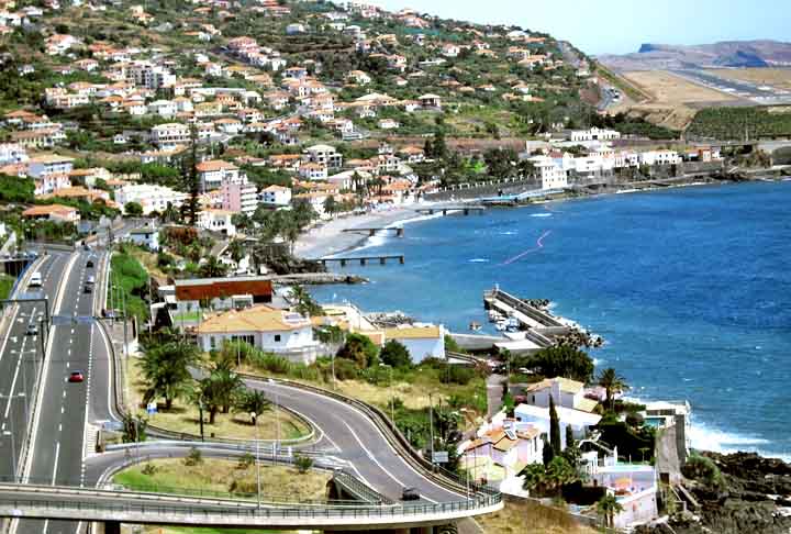 Ilhas do Rosário: O arquipélago é formado por 27 ilhas de características e tamanhos diferentes, algumas são desertas e preservadas, outras possuem a estrutura de Beach Clubs e Resorts que recebem os turistas para um Day Use ou pasadia.