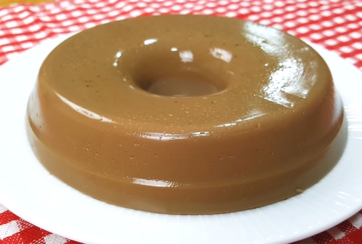 Uma receita saborosa para os fãs de café é o manjar, feito com 3 gemas, 3 xícaras de leite, 1 xícara de café em infusão bem forte, 1 xícara e meia de açúcar e 10 colheres (sopa) de maisena. 