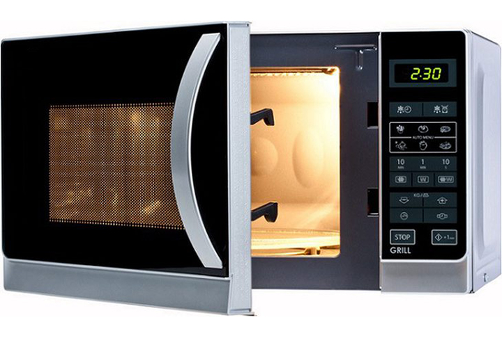 O processo de descongelamento na geladeira leva bastante tempo. Afinal, apesar de reduzir a temperatura em relação ao congelador, ainda assim o alimento estará refrigerado. Por isso, se a pessoa tiver pressa para preparar a carne, recomenda-se usar o microondas. Para isso, pode botar a carne numa tigela de vidro e escolher a função de descongelamento do equipamento.  