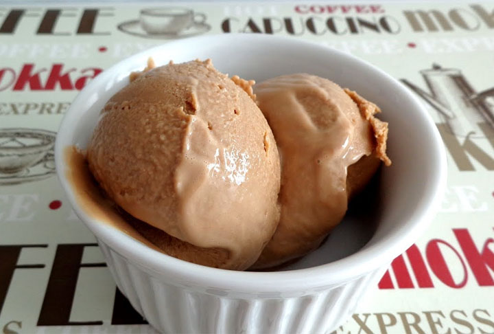 Sorvete de café - Misturando 1 lata de leite condensado, 1 colher de essência de baunilha, 1 lata de creme de leite e 2 colheres de café solúvel, é possível obter um sorvete saboroso, com a cafeína que nos energiza. 