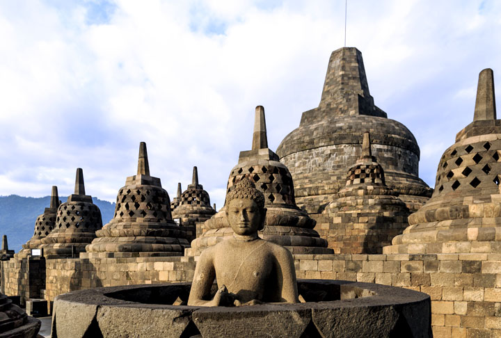 Templo de Borobudur, em Java, Indonésia: Este é oficialmente o maior templo budista do mundo.