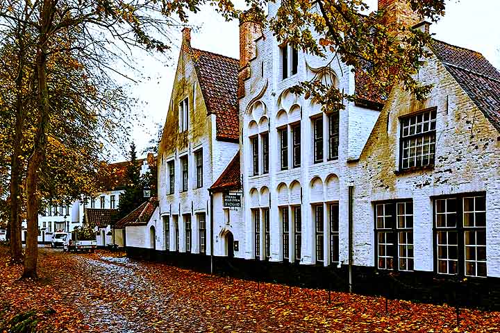 Suas casinhas brancas e o belo jardim com árvores centenárias tornam o ambiente perfeito para um passeio tranquilo. Na primavera, os campos se enchem de flores amarelas, criando uma paisagem encantadora.