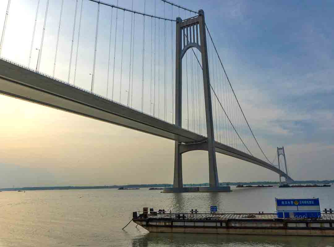 Nanquim, China: Situada sobre o Rio Yangtze, na China, essa é uma ponte rodoviária e ferroviária em arco de aço que se estende por 6.772 metros. Inaugurada em 1968, é considerada a ponte em arco mais longa do mundo.