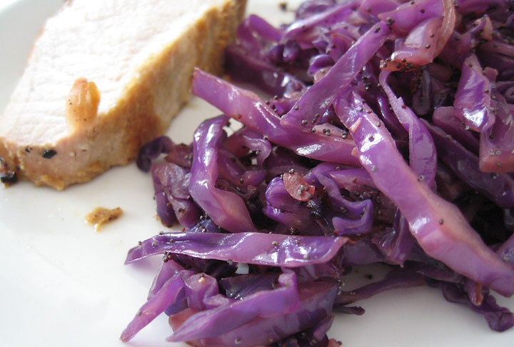 Repolho roxo – 31 kcal/100g. Rico em antioxidantes, vitamina C e fibras. Ideal para saladas e refogados.