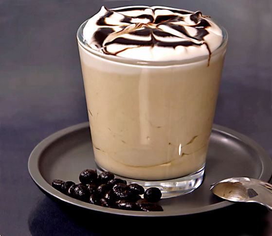 A mousse de Café é uma outra opção: 1 lata de leite condensado, 1 lata de creme de leite, 2 colheres (sopa) de café solúvel, 200 ml de água, 2 envelopes de gelatina incolor. 