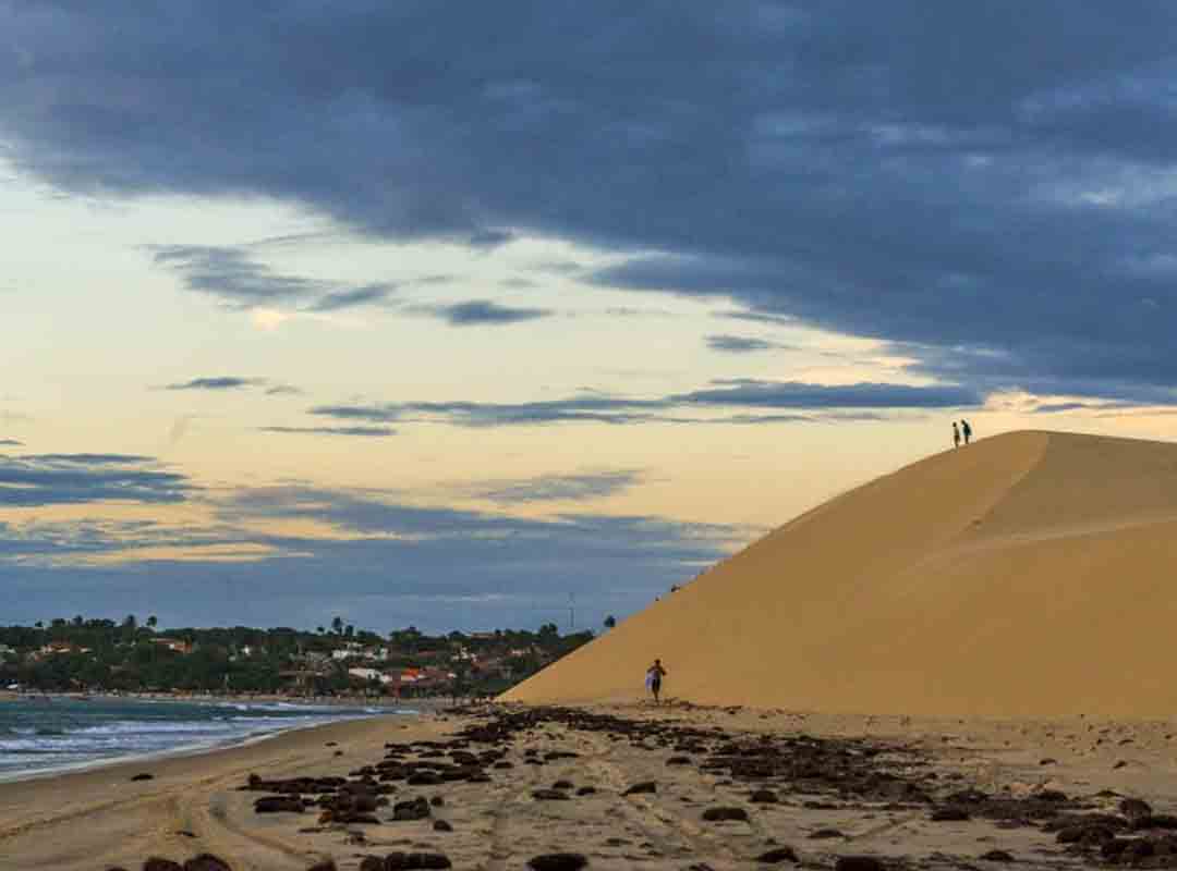 Apesar de espremido por dois locais muito badalados para o turismo - entre os Lençóis Maranhenses e a Praia de Jericoacoara (foto), no Ceará -, seu litoral possui atrativos, com belas praias. 
