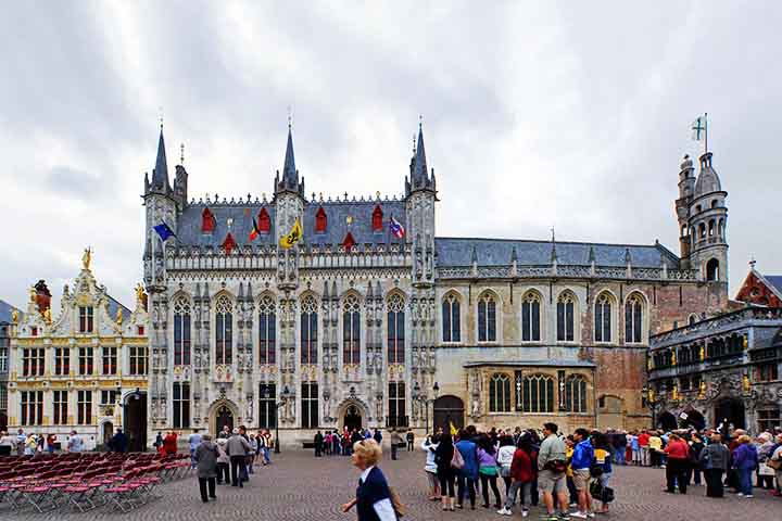 A Praça Burg é um dos pontos mais emblemáticos de Bruges, cercada por edifícios históricos magníficos. Entre os destaques estão a Prefeitura (Stadhuis), um dos prédios góticos mais antigos da Bélgica, e a Basílica do Sangue Sagrado.