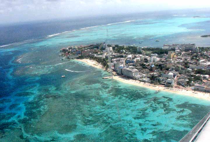 San Andrés tem cerca de 26 quilômetros quadrados de terra rodeado do chamado mar de sete cores , sendo uma autêntica ilha do Caribe. É um destino acessível e democrático, com poucas hospedagens de luxo, que unem turistas e moradores locais.