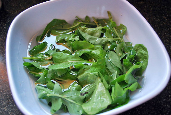 Rúcula – 25 kcal/100g. Rica em cálcio, ferro e vitamina K. Pode ser consumida crua ou em recheios.
