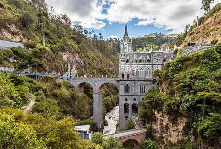 Santuário de Las Lajas: Uma das igrejas mais bonitas do mundo. Além dela, há um museu, uma capela, praças, passarelas e mirantes e quedas d’água, cachoeiras naturais e uma trilha que leva até o rio Guaitara.