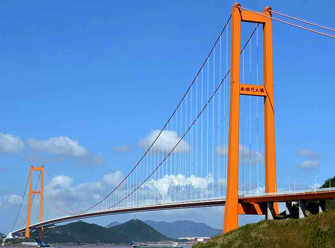 Xihoumen, China: Localizada no Arquipélago de Zhoushan e inaugurada em 2009, é uma ponte suspensa impressionante que se estende por 2.220 metros pelo estuário de Hangzhou. A construção da ponte envolveu tecnologias avançadas para a época, com o uso de cabos de aço de alta resistência e técnicas inovadoras de ancoragem.