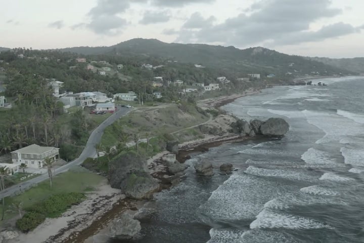 Diferentemente de muitas ilhas caribenhas de origem vulcânica, Barbados não tem montanhas elevadas, mas sim colinas suaves e planícies. O ponto mais alto é o Monte Hillaby, com 340 metros de altitude.