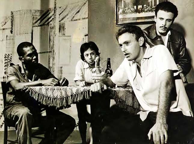 O teatro realista é uma das expressões artísticas que se opunha ao Romantismo e tinha como propósito revelar questões sociais latentes na sociedade. Com caráter crítico, os espetáculos abordavam assuntos que envolviam a política, economia e os dilemas humanos.