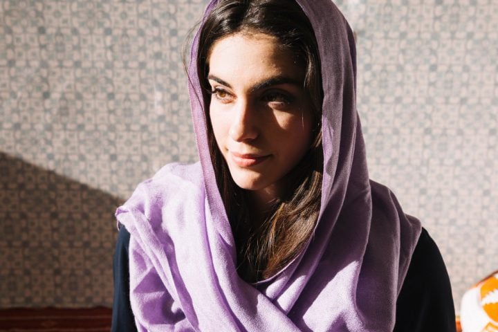 Já a Shayla é um lenço longo enrolado ao redor da cabeça, comum em países como Kuwait, Omã e Bahrein.