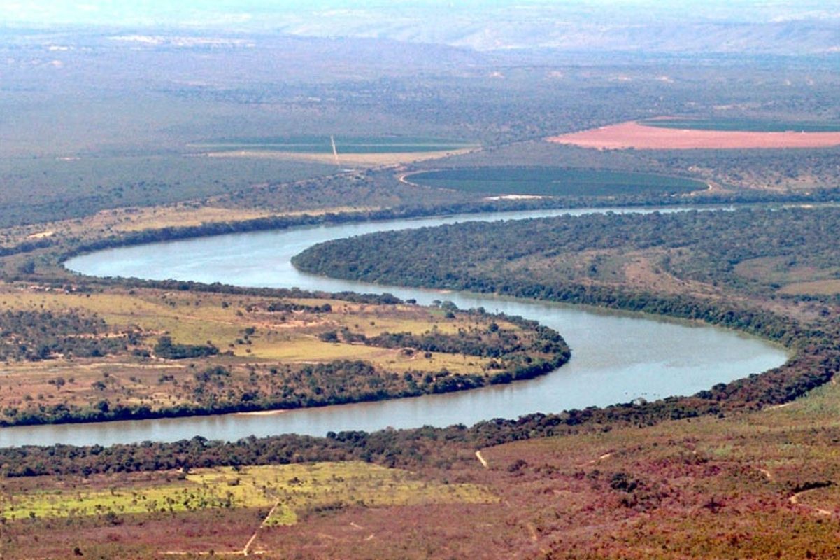 O Rio São Francisco é um patrimônio natural de inestimável valor para o Brasil. É fundamental preservá-lo para as futuras gerações, garantindo a sua vitalidade e a sua importância para a economia, a cultura local e o meio ambiente.