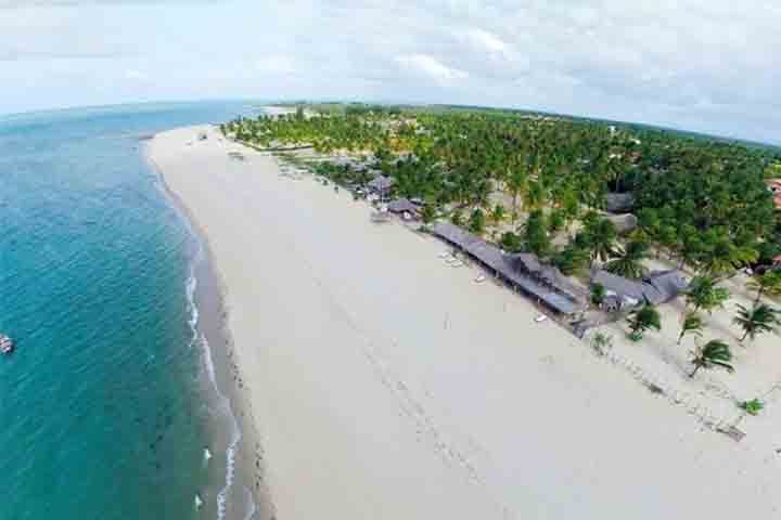 Praia de Carnaubinha - Cercada por dunas e coqueirais, é uma praia paradisíaca de águas tranquilas e esverdeadas. Fica localizada entre as praias do Arrombado e de Macapá.


