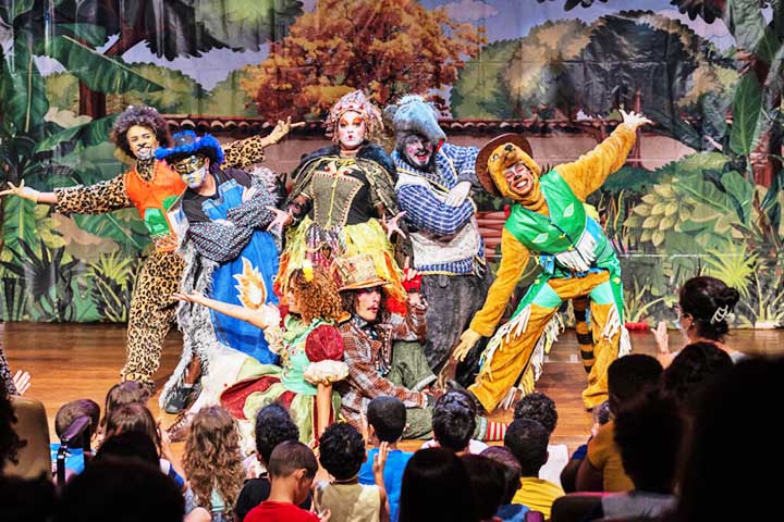 O primeiro diretor de coro foi Téspis, convidado pelo tirano Pisístrato para dirigir a procissão de Atenas. Ele foi responsável por desenvolver o uso de máscaras para representar. Essa ousadia o trouxe a alcunha de criador do teatro.