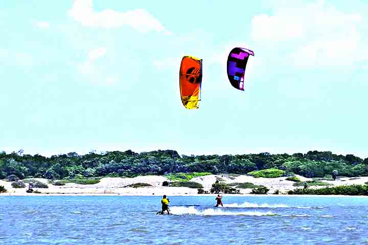 Um passeio famoso é o que leva de barco ou lancha ao Delta do Rio Parnaíba, entre o Piauí e o Maranhão. 
