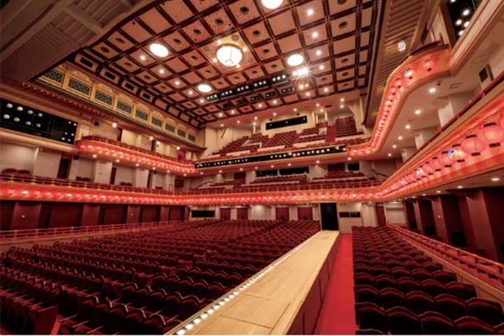 O teatro cômico tinha como intuito o riso dos espectadores, pois representava de forma engraçada o cotidiano da vida em formato de sátiras. O principal autor desse estilo de obra era Aristófanes.